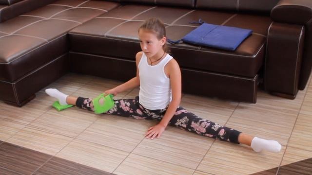 Растяжка ног для гимнасток/ Художественная гимнастика смотреть онлайн