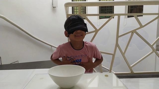 Funny BLIND TEST .Mihran eating funny things and guessing them. смотреть онлайн