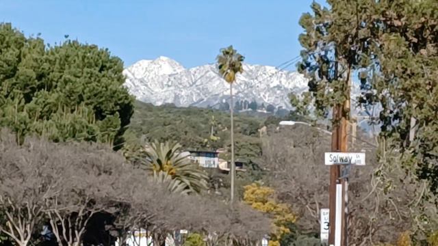 Вид на миллион.🏔🌴 Лос Анджелес, ( видео снято в марте 2023) Здесь не было снега почти 50 лет!! смотреть онлайн