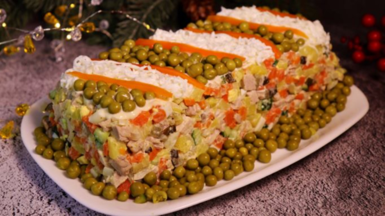 Салат Оливье. Главный салат на новогодний стол 2022 смотреть онлайн