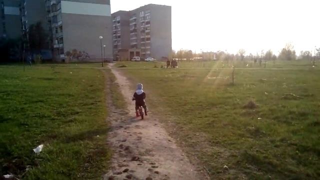 2 года ребёнку, учимся кататься на беговеле Puke
