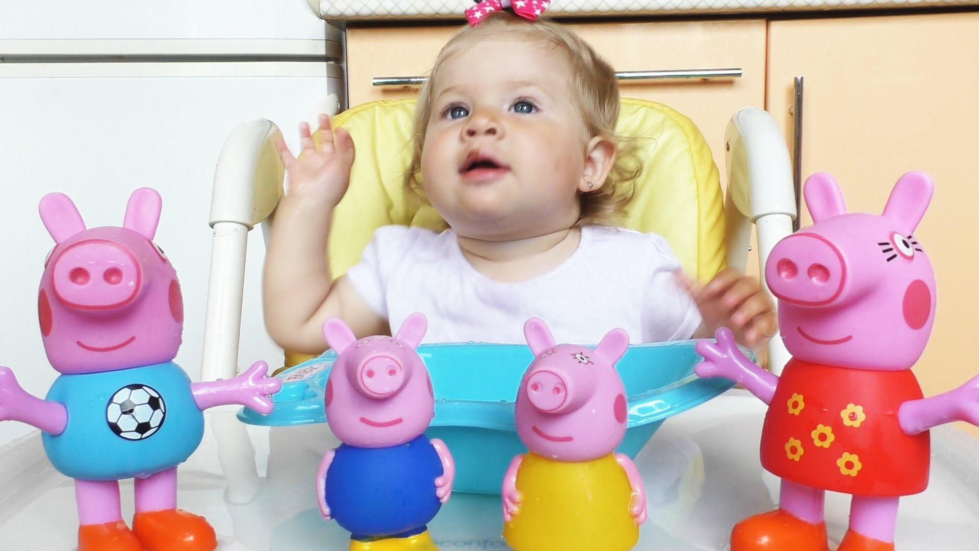 ✿ Peppa Pig Bath Time СВИНКА ПЕППА купается в ванночке с семьей