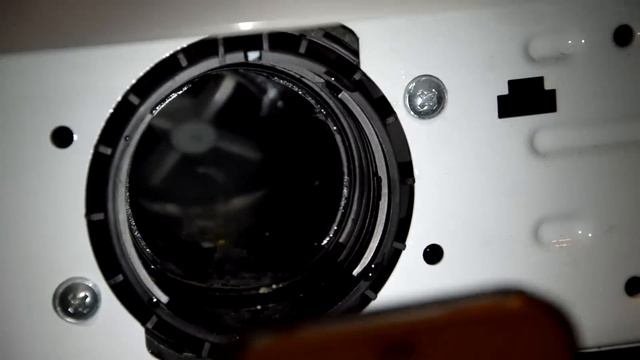 Ariston Hotpoint Хирург ремонтирует помпу (сливной насос) FHD