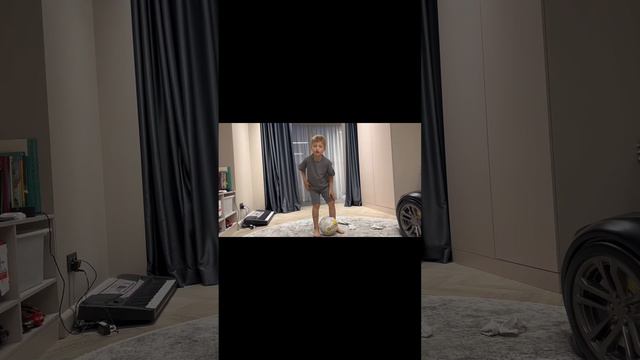 4 Крутых трюков по футболу 🤪￼ смотреть онлайн