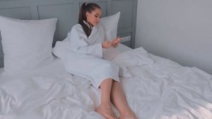 Запретный массаж с Kristina sweet. Мачеха сразу легла на кровать когда узнала едет сын.