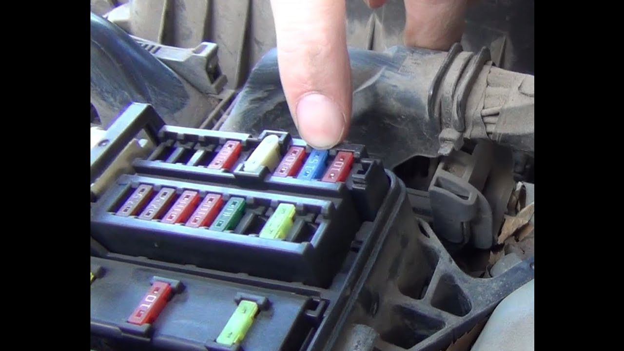 Замена предохранителя аудиосистемы №18 в Тойоте Королла Е150 смотреть онлайн