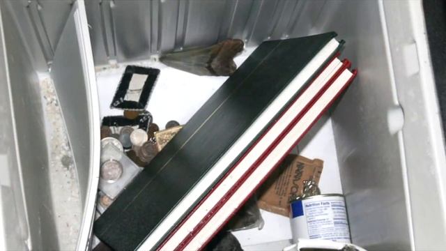 Мужчину наняли, чтобы очистить заброшенный офис, там он нашёл большой сейф смотреть онлайн