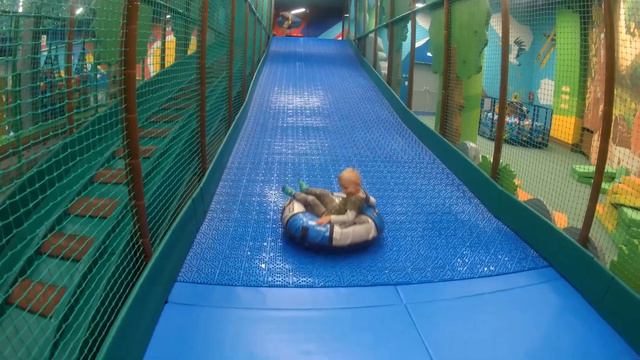 Очень Крутой Развлекательный Центр в Москве // Very Cool Entertainment Center in Moscow смотреть онлайн