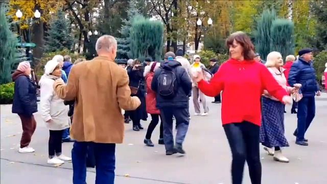А СКОРО НОВЫЙ ГОД! 22 ОКТЯБРЯ 2023 ХАРЬКОВ ТАНЦЫ В ПАРКЕ смотреть онлайн