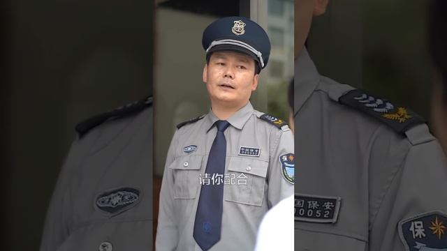 公司來個豪橫美女硬要往裡闖，揚言有靠山誰都不怕，保安霸氣攔著不讓進！ 【小小胖】 смотреть онлайн