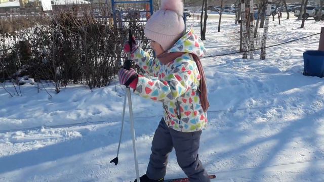 Катя и Настя.Зима 2018.Магнитогорск.Катаемся на лыжах в эко парке.Масленица.Выходные смотреть онлайн