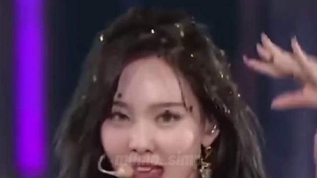 When Nayeon had confetti on her face and Jeongyeon couldn't help laughing [MAMAs 2019] смотреть онлайн