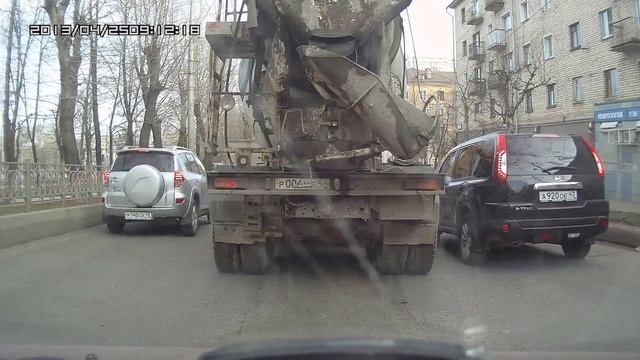 Два джипа слева и справа и в бетономешалку смотреть онлайн