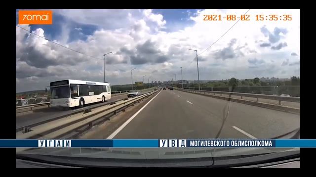 Из прицепа МАЗа вылетели древесные отходы. Проезжавшему рядом автомобилю причинены повреждения смотреть онлайн