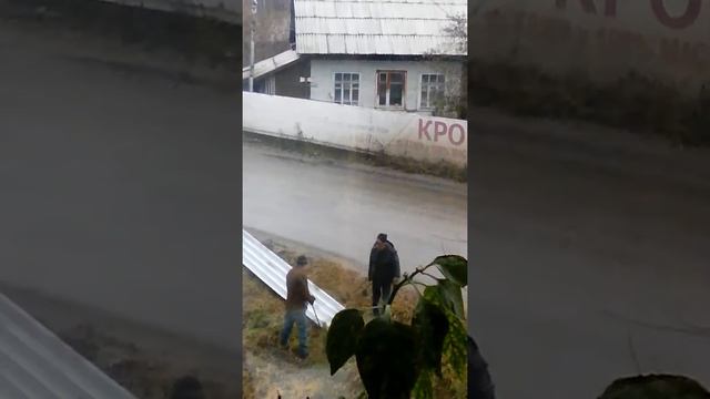 Три чувака в нетрезвом виде мучительно пытаются тащить лист оцинкованный угар. смотреть онлайн