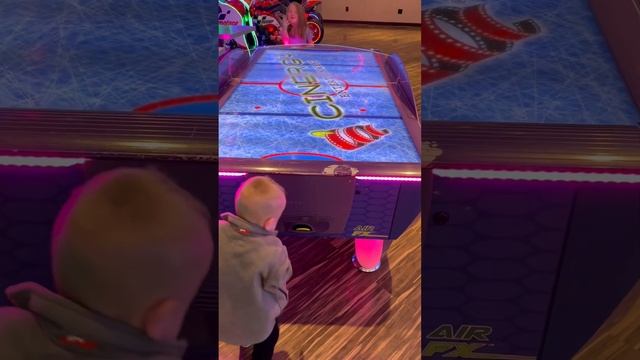 Cinergy Arcade Air Hockey Battle смотреть онлайн