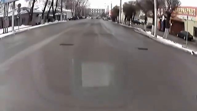 Алматы. Открытые люки на дороге. Опасный обгон по встречке 20150122 1252 смотреть онлайн