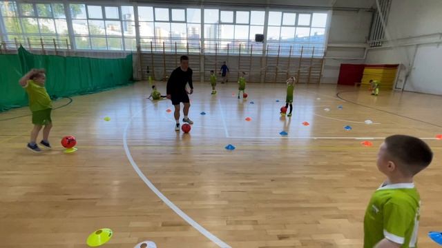 Тренировки по футболу дети U4-U6. Ведение и контроль мяча. смотреть онлайн