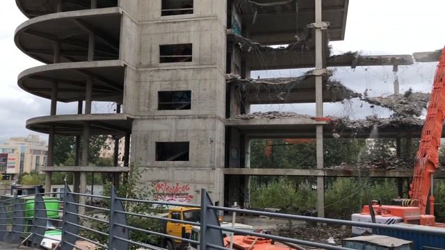 Многолетний недострой начали сносить на Васильевском острове смотреть онлайн
