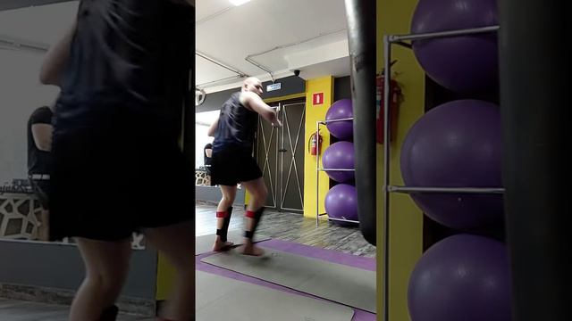 Тайский бокс. Муай тай. Фитнес. Отработка ударов на боксерском мешке босиком. 19 июня. Утро. Часть 2 смотреть онлайн