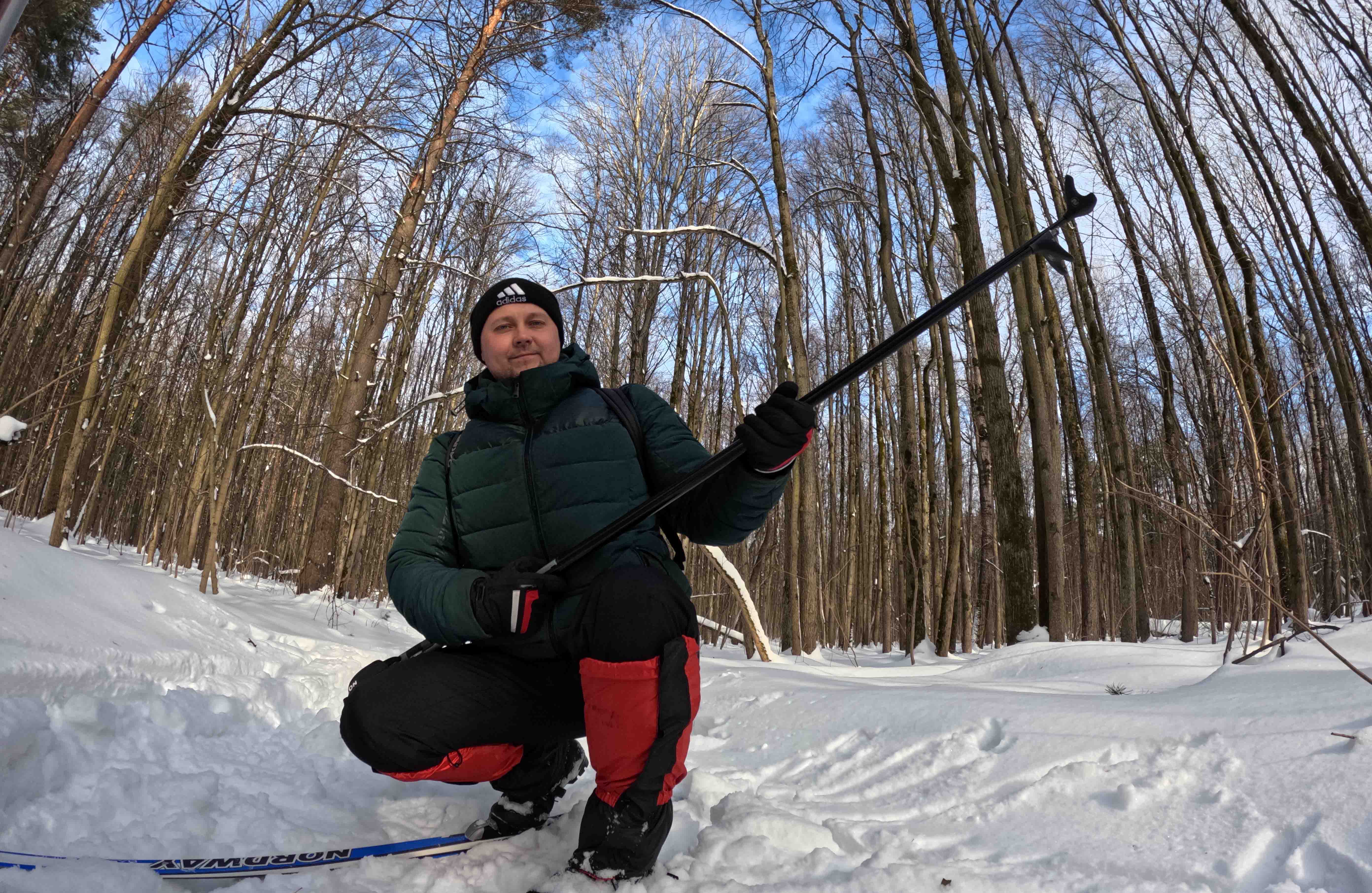 Готовим еду на снегу - зимний поход через лес на скалистый обрыв смотреть онлайн