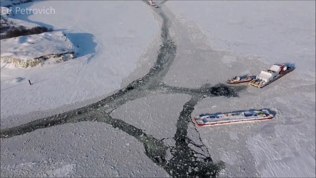 Мост в Самарской обл.25.01.22.Плавучий бульдозер.Катамаран отвели от опоры.Tolyatti-Klimovka Bridge смотреть онлайн