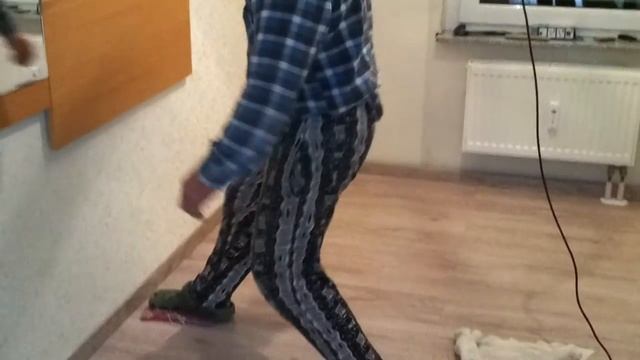 Boden Waschen . мыть пол ногами