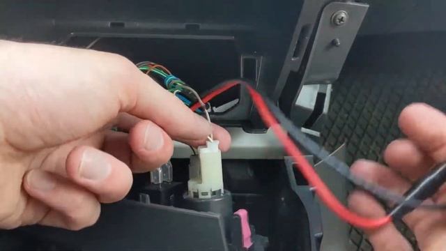 Installing Button Dual USB Port Quick Charger / Voltmeter To Toyota RAV4 XA30 2006