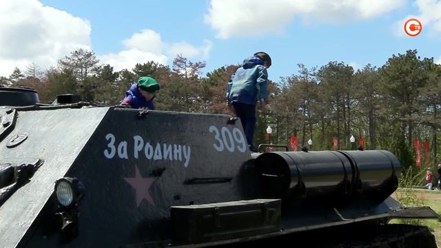 В День Победы на Сапун-Горе запустили военную технику смотреть онлайн