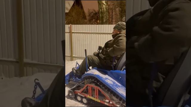 Классная техника на гусеницах Крутец для расчистки снега смотреть онлайн