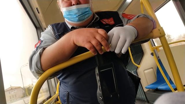 Очень грамотный пассажир с социальной картой, не дал контролёру в руки смотреть онлайн