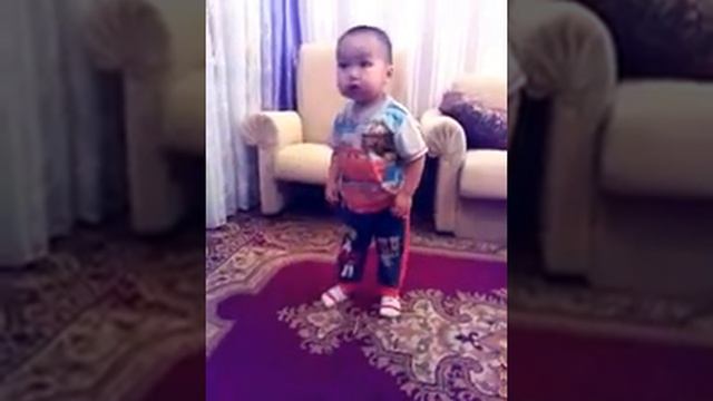 маленький мальчик классно танцует смотреть онлайн