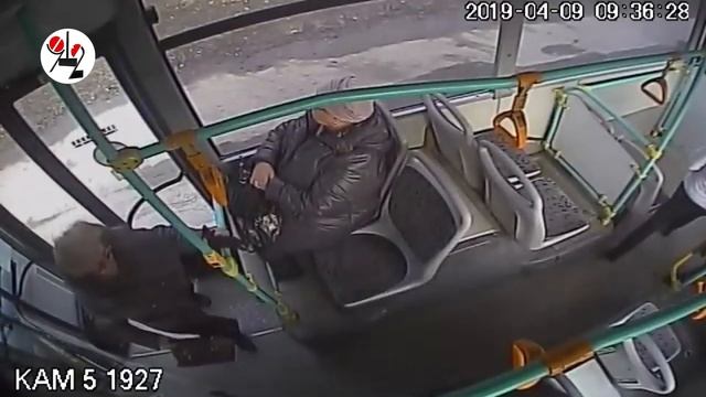 Мама с малышом падает в транспорте ребёнком вперёд. Real video смотреть онлайн