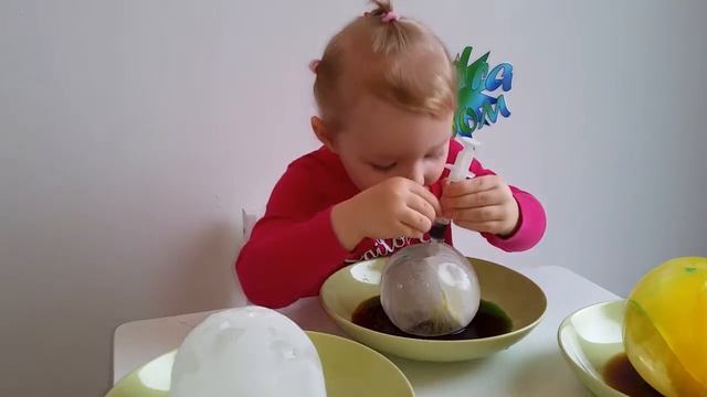 Лиандра топит лёд цветной водой