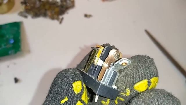 СЕРЕБРО ИЗ КОНТАКТОВ. ГДЕ ВЗЯТЬ ТЕХНИЧЕСКОЕ СЕРЕБРО. ЦВЕТНОЙ МЕТАЛЛ ВОКРУГ НАС ПОИСК КАК ЗАРАБОТАТЬ смотреть онлайн