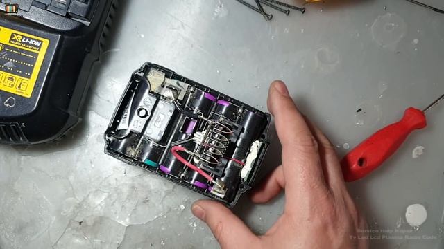 DeWALT DCB105 does not work the charger battery just red light one time it lights up смотреть онлайн