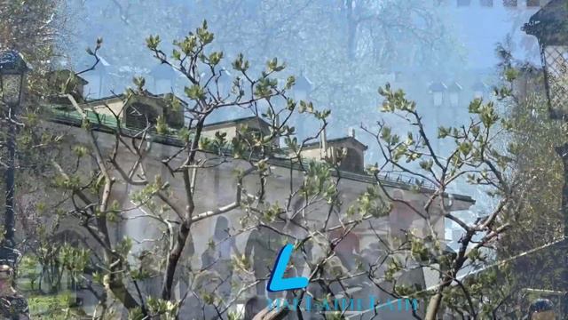 Жарки апрельский день в столице, светит солнце и +23С смотреть онлайн