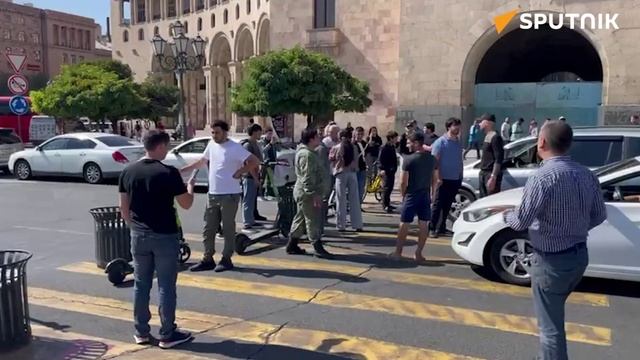Протестующие заблокировали движение и по улице Налбандяна возле здания правительства смотреть онлайн