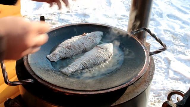 ЖАРЕНЫЙ КАРАСЬ БЕЗ КОСТЕЙ, В СИБИРСКОМ САДЖЕ. смотреть онлайн