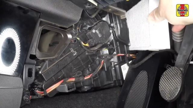 Mini One (2014 - 2018) - Replace the pollen filter смотреть онлайн