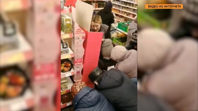 Бабушки атакуют магазины и сметают сахар с прилавков. В погоне за сладкой жизнью!? смотреть онлайн