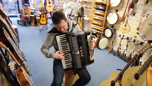 Mark playing an Elka 120 Bass Piano Accordion @ Hobgoblin Music Birmingham смотреть онлайн