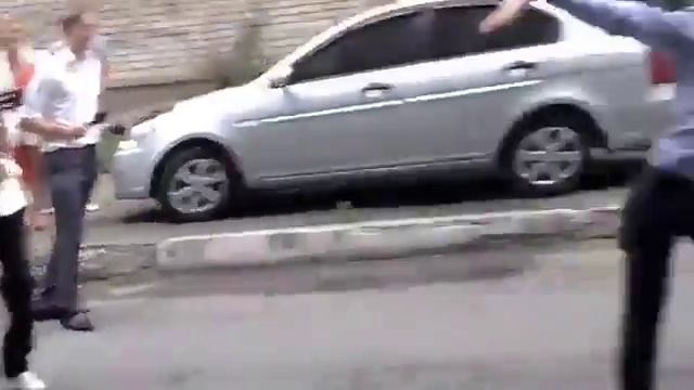 Жених танцует для невесты смотреть онлайн