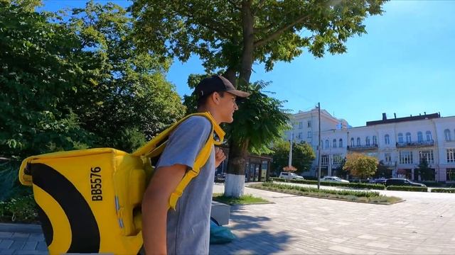 ЖАРА +39, РЕШИЛ ПОМОЧЬ КУРЬЕРАМ И СДЕЛАЛ ИМ СЮРПРИЗ смотреть онлайн