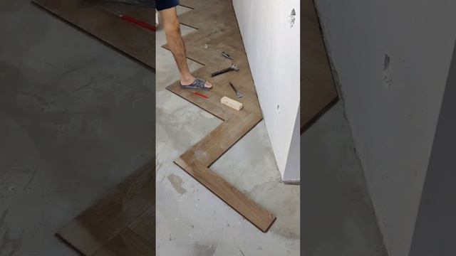 Установка ламината ёлочка смотреть онлайн
