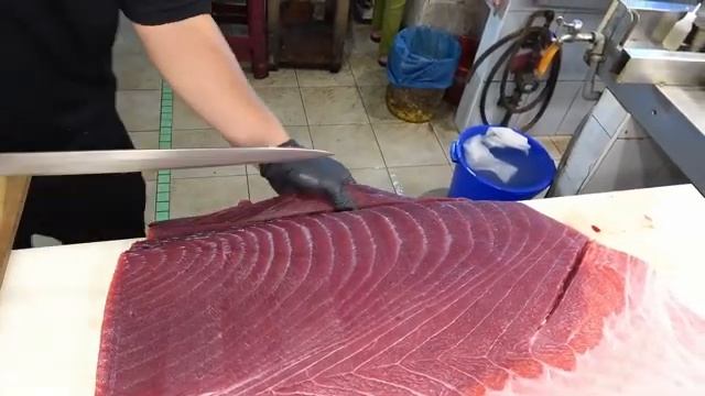 880 Pounds Super Huge Bluefin Tuna Cutting at Fish Port - Taiwan Street Food смотреть онлайн