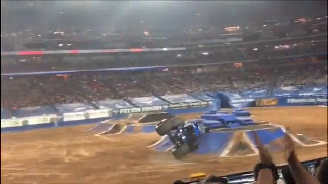 Monster Jam Glendale- Lightem Up/ Radio Active Mash Up смотреть онлайн