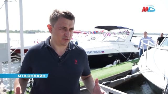 В День флага России по Волге проплыли катера и гидроциклы с триколорами