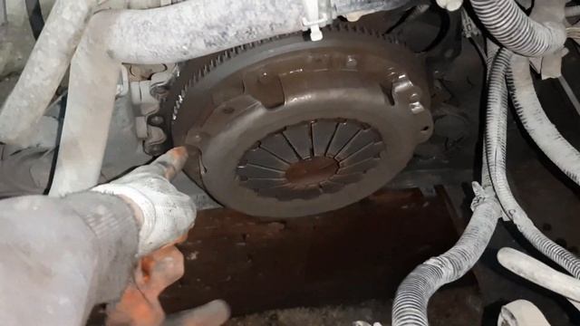 Nissan Primera P12 QG16 замена и установка сцепления. смотреть онлайн