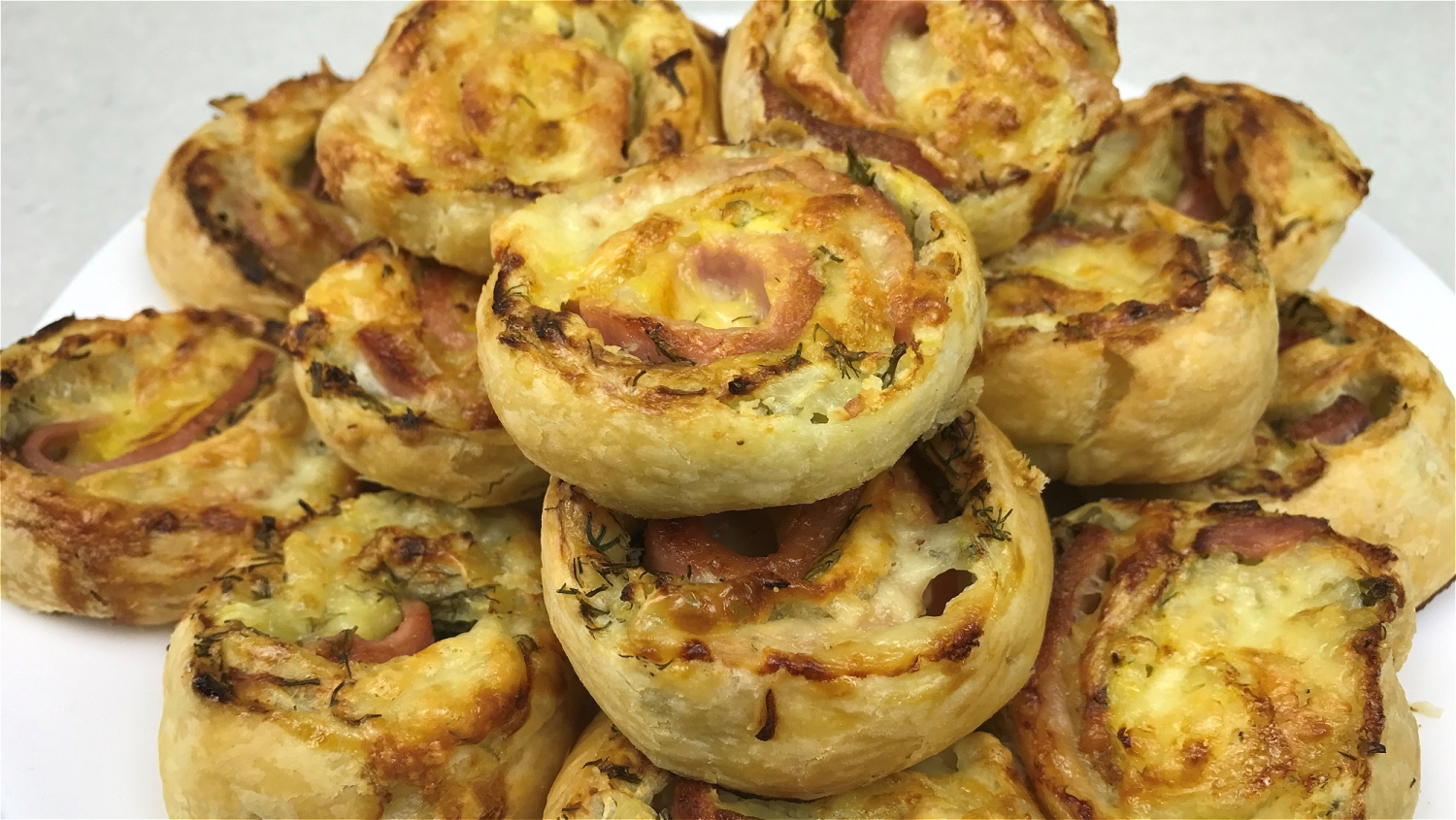 Слоеные рулетики с сыром и колбасой . Объедение за минуты.mp4 смотреть онлайн